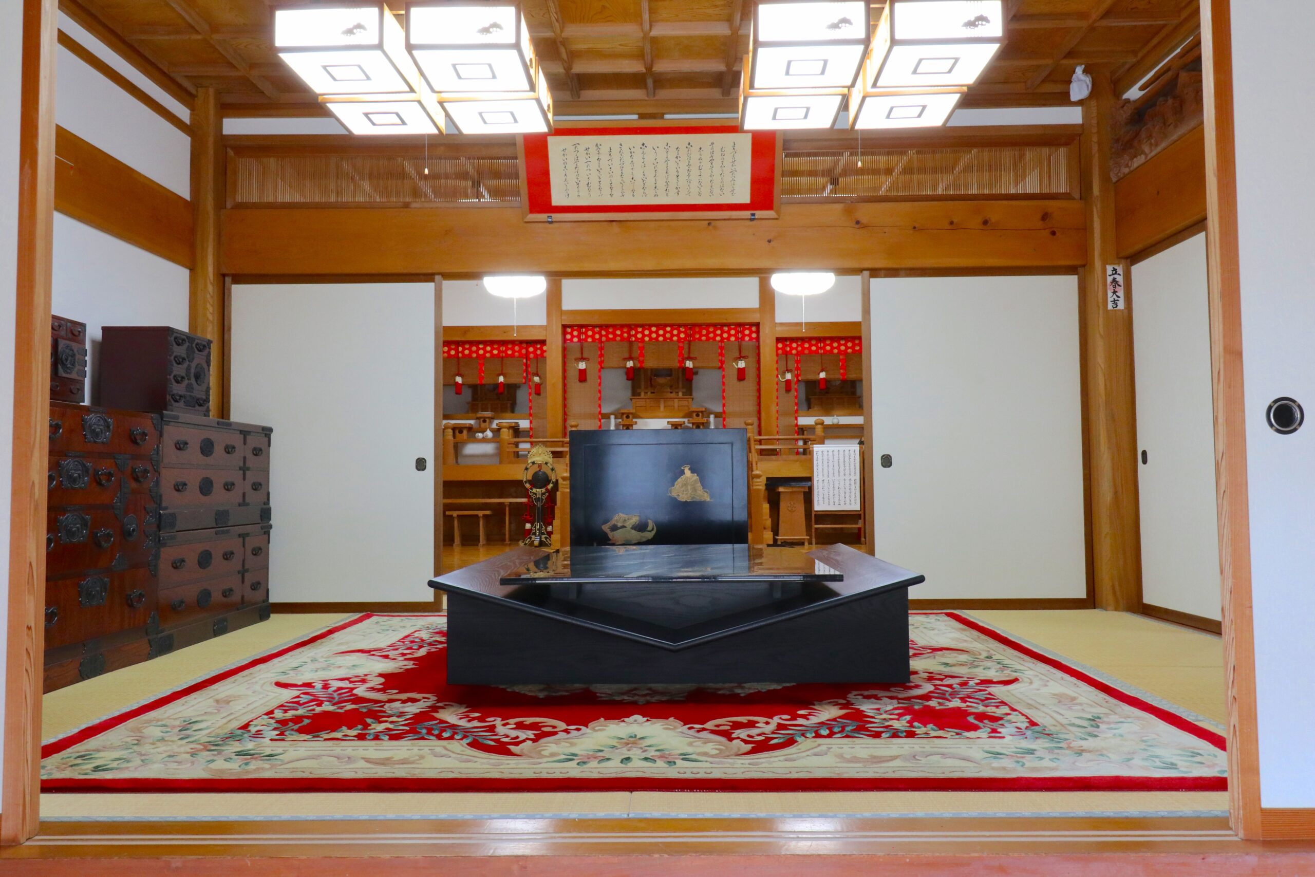 Residence, Altar
