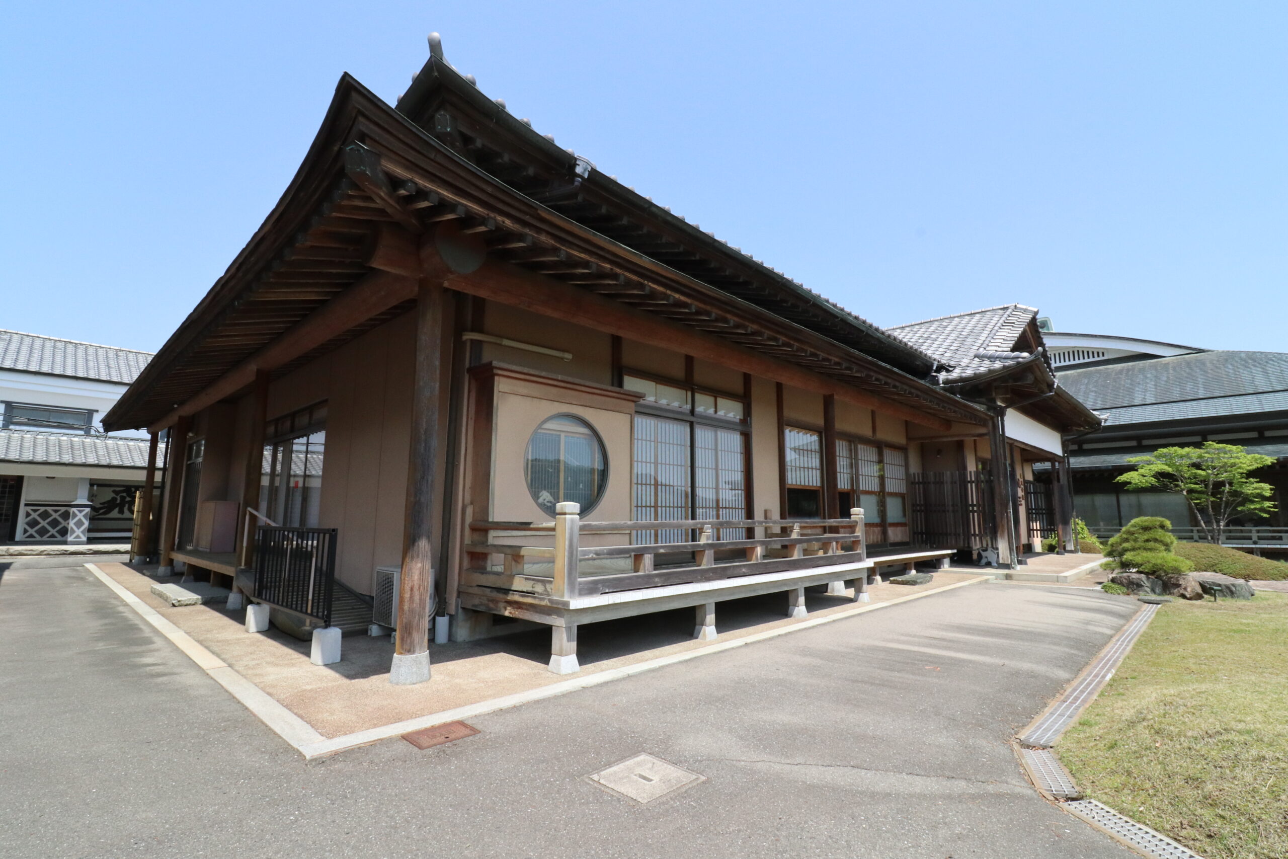 Annex, Exterior